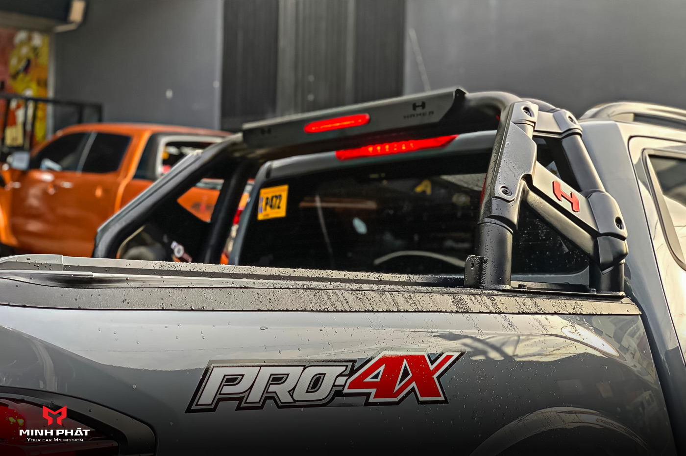 Khung thể thao Hamer Hector Series HR1901 tích hợp đèn tín hiệu giúp Nissan Navara Pro4X di chuyển an toàn hơn