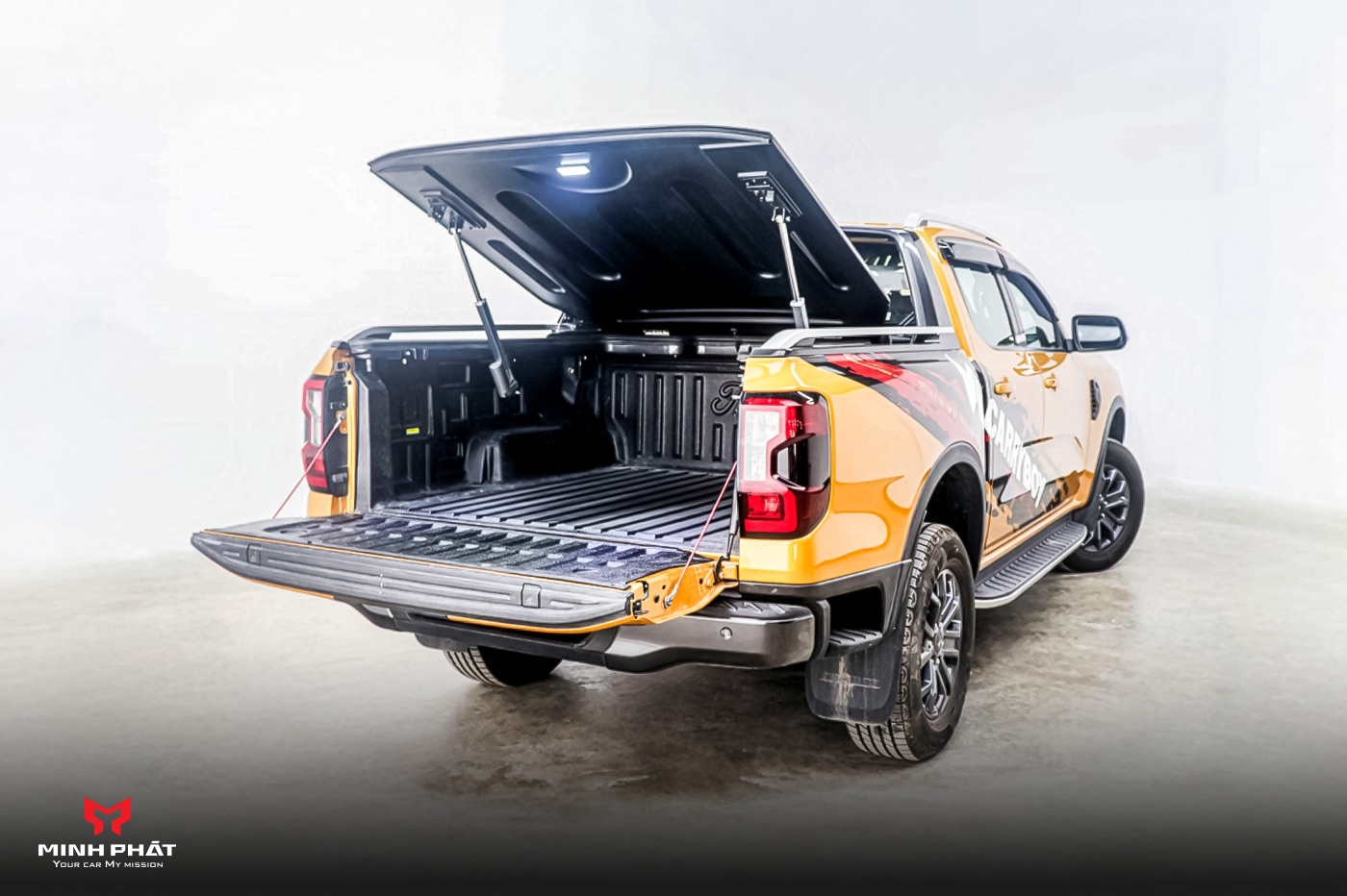 Nắp thùng điện nâng 45 độ Carryboy GRXE-R cho Ford Ranger Wildtrak 2022+