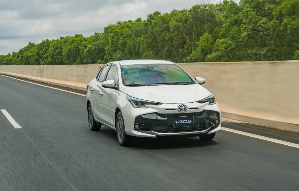 Phuộc giảm xóc nguyên bản chưa đủ mạnh mẽ là điểm hạn chế của Toyota Vios